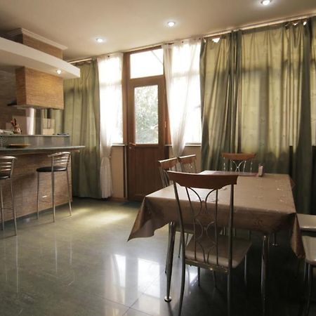 Apartment On Sanapiro Tbilisi Exterior photo